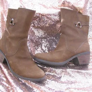 NWOT Teva &quot;Foxy&quot; boots 8.5