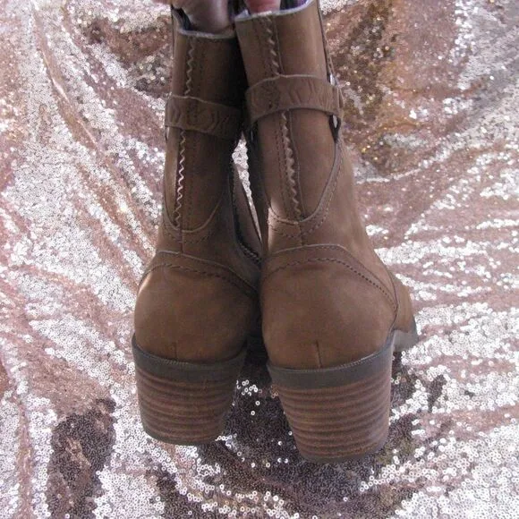 NWOT Teva &quot;Foxy&quot; boots 8.5