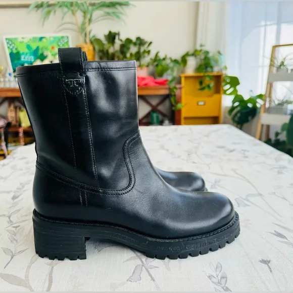 NWOT Tory Burch 'Foster' Round Toe Boot sz 6M