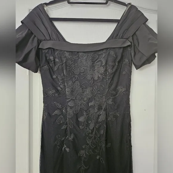 NWT JS Collections Black Elegant Black Evening Dress With Floral Embroidery SZ 4