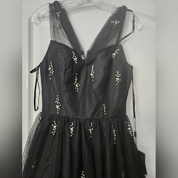 NWT  Mac Duggal Black Off The Shoulder Embellished Tulle Cocktail Dress SZ 4