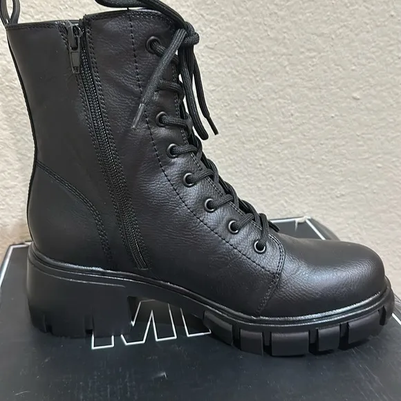 Nwt Mia black boots size 8.5. Zips on side. Ties in front.