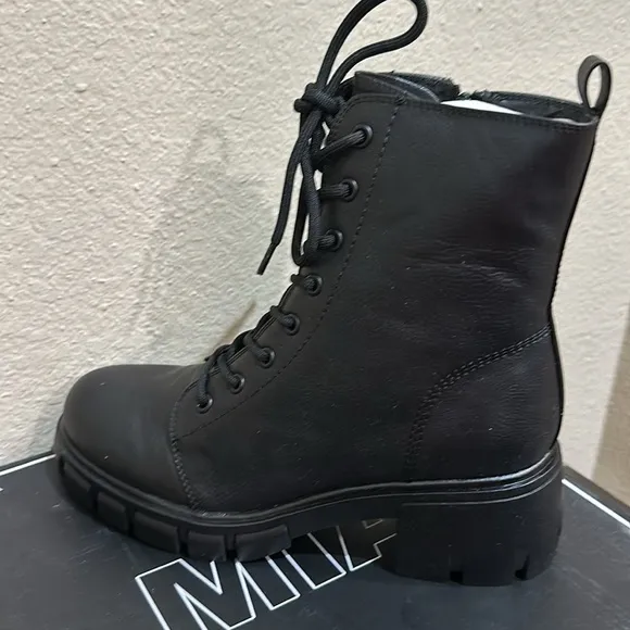 Nwt Mia black boots size 8.5. Zips on side. Ties in front.