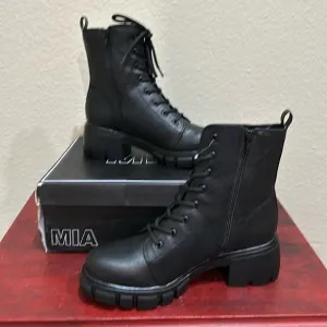 Nwt Mia black boots size 8.5. Zips on side. Ties in front.