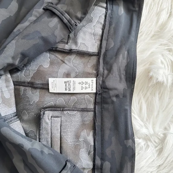 NWT SPANX Sunshine Shorts 4&quot; InsPull On 4-Way Stretch Pockets L in Black Camo