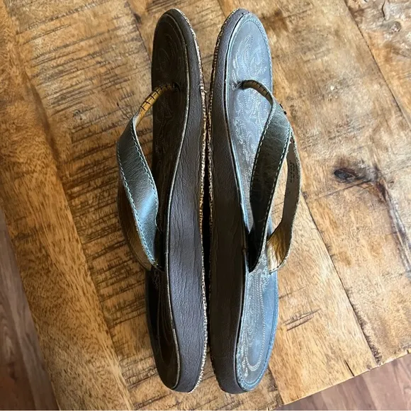 Olukai Paniolo Thong Sandals 7 Flip Flops Slip On Olive Green Comfort Flats