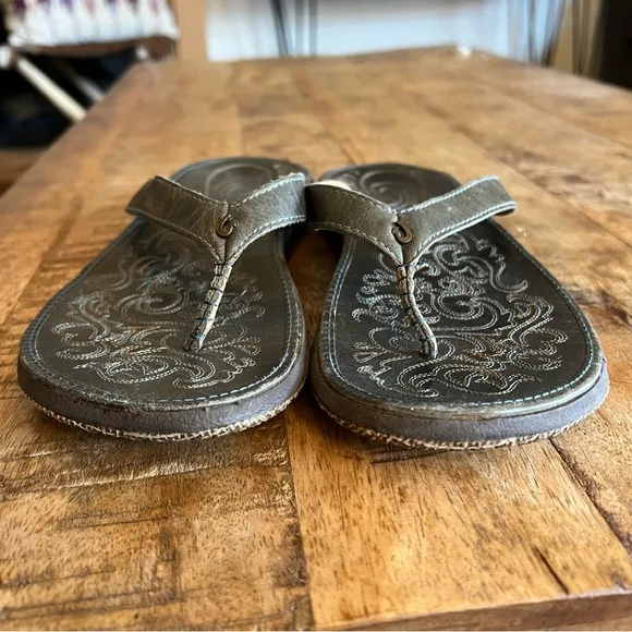 Olukai Paniolo Thong Sandals 7 Flip Flops Slip On Olive Green Comfort Flats