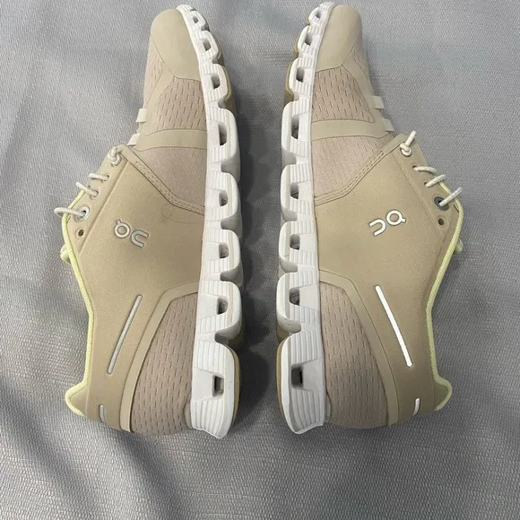 On Cloud Running Shoes Women Size 8.5
