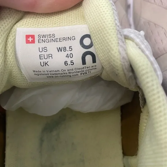 On Cloud Running Shoes Women Size 8.5