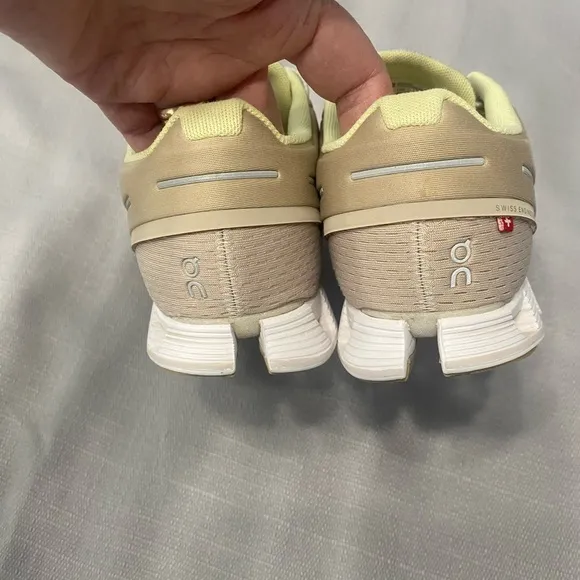 On Cloud Running Shoes Women Size 8.5