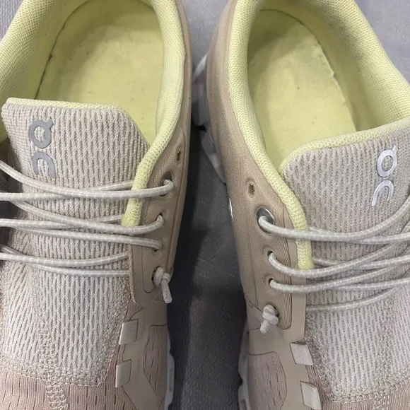 On Cloud Running Shoes Women Size 8.5