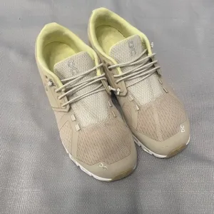 On Cloud Running Shoes Women Size 8.5