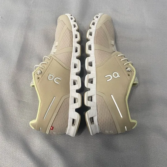 On Cloud Running Shoes Women Size 8.5
