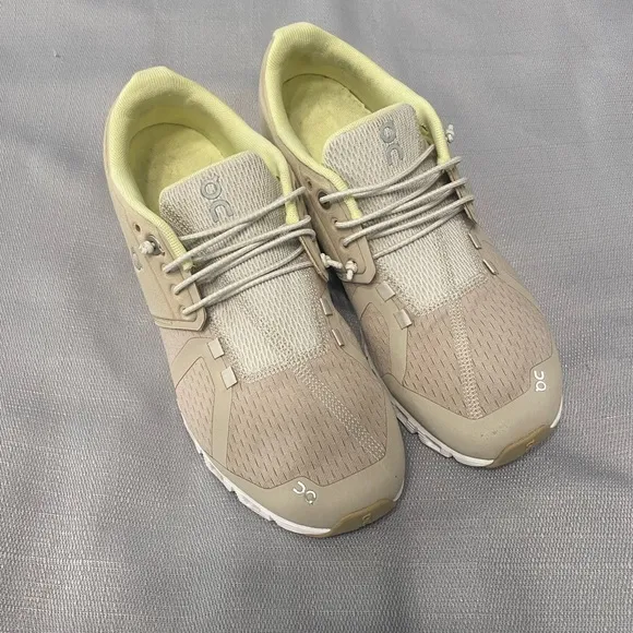 On Cloud Running Shoes Women Size 8.5