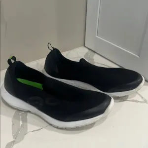 OOFOS, Black Women's OOmg sneaker Shoes, size 9