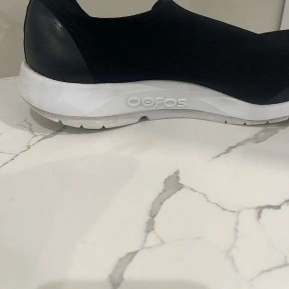 OOFOS, Black Women's OOmg sneaker Shoes, size 9