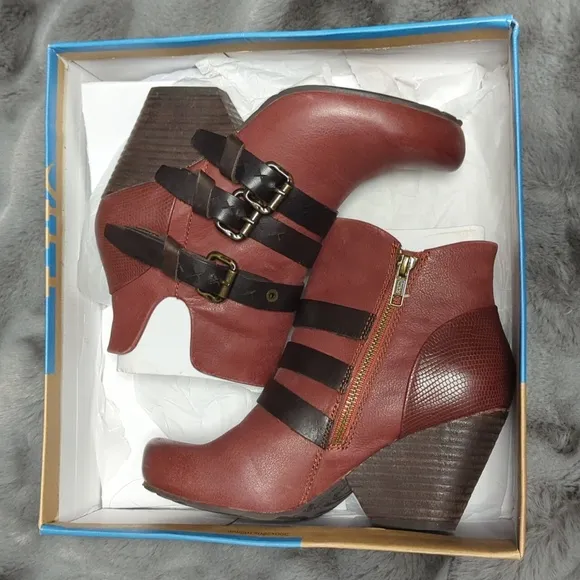 OTBT Lasso leather boots with box - never worn. Made with quality leather