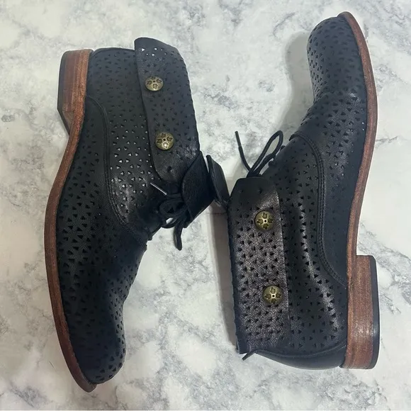 Patricia Nash Sabrina ankle boots Black perforated Leather lace up fold booties