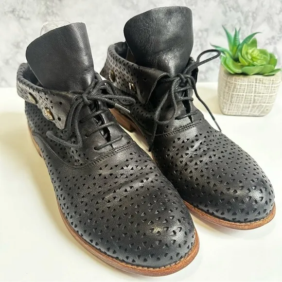 Patricia Nash Sabrina ankle boots Black perforated Leather lace up fold booties