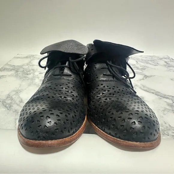 Patricia Nash Sabrina ankle boots Black perforated Leather lace up fold booties