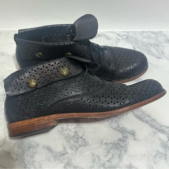 Patricia Nash Sabrina ankle boots Black perforated Leather lace up fold booties
