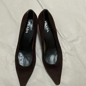 PRADA SUEDE CAP TOE POINTED TOE SHOES SIZE 38‎