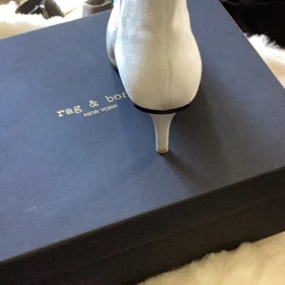Rag &amp; Bone Women's White Ankle Bootsdesigner.Suede &amp;leather. Used for one show