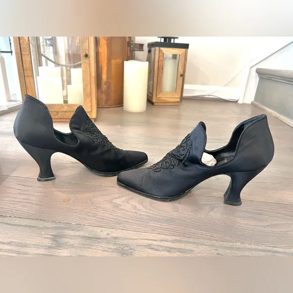 RALPH LAUREN Vintage Satin Beaded Formal Pumps