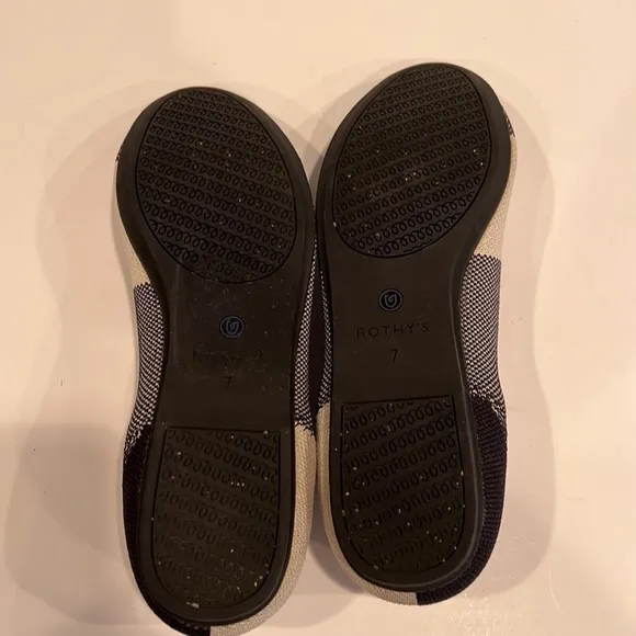 Rothys Black and White round cap toe flat SZ 7