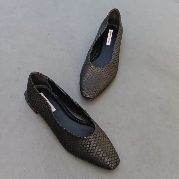 Saks Fifth Avenue Black Flats with Textured Leather and Pointed Toe