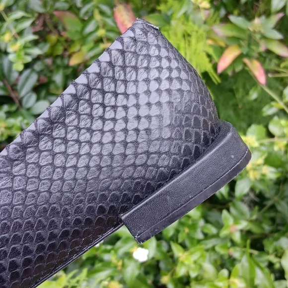 Saks Fifth Avenue Black Flats with Textured Leather and Pointed Toe