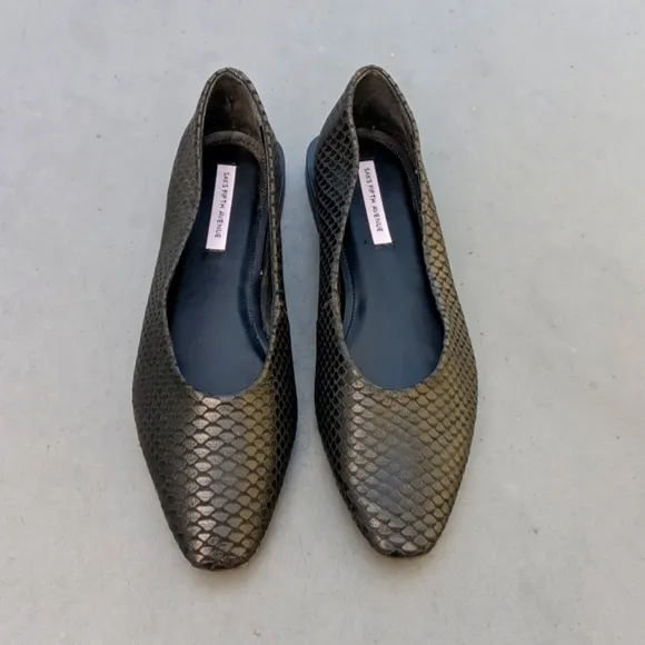 Saks Fifth Avenue Black Flats with Textured Leather and Pointed Toe