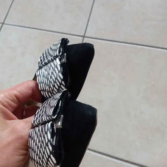 Salvatore Ferragamo Black Suede Pointed Toe Bow Snakeskin Flats 7.5US