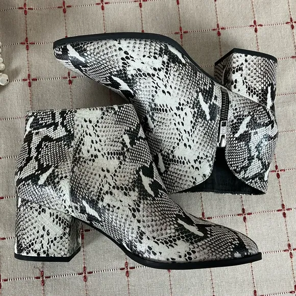 SEYCHELLES “Chaparral” Snakeskin Embossed Leather Almond Toe Ankle Boots Sz 8