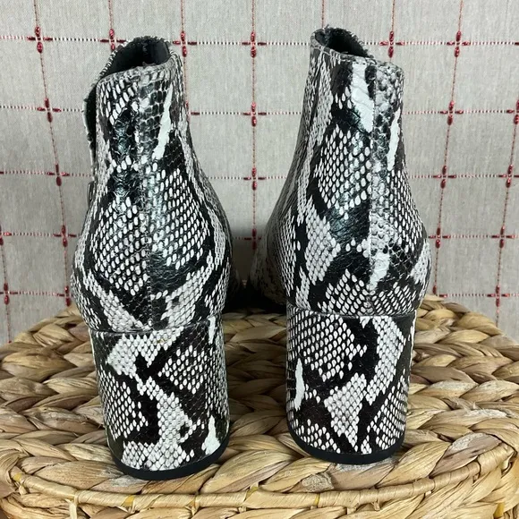 SEYCHELLES “Chaparral” Snakeskin Embossed Leather Almond Toe Ankle Boots Sz 8