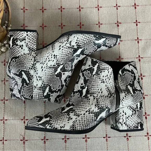 SEYCHELLES “Chaparral” Snakeskin Embossed Leather Almond Toe Ankle Boots Sz 8