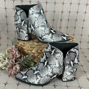 SEYCHELLES “Chaparral” Snakeskin Embossed Leather Almond Toe Ankle Boots Sz 8