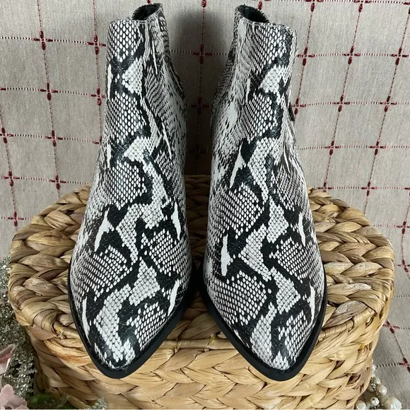 SEYCHELLES “Chaparral” Snakeskin Embossed Leather Almond Toe Ankle Boots Sz 8