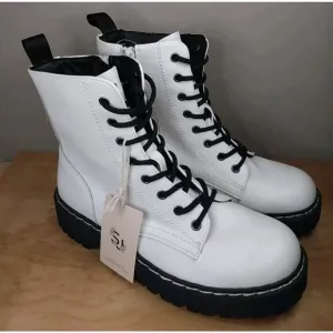Sincerely Jules Women White Textured Harley Lace Up Combat‎ Boots Size 8M