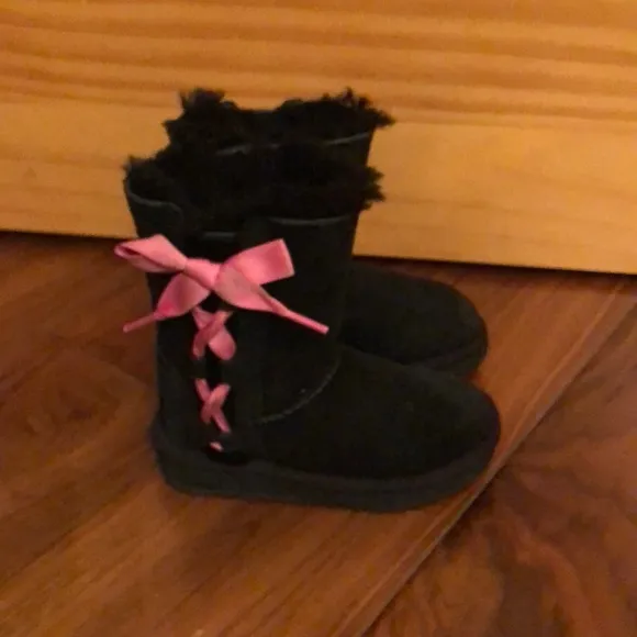 Size 9 lil girls black ugg boots