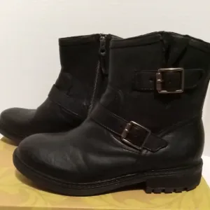 Size 9.5 Sofft Lalana Black Leather Side Zipper Moto Style Street Wear Boots