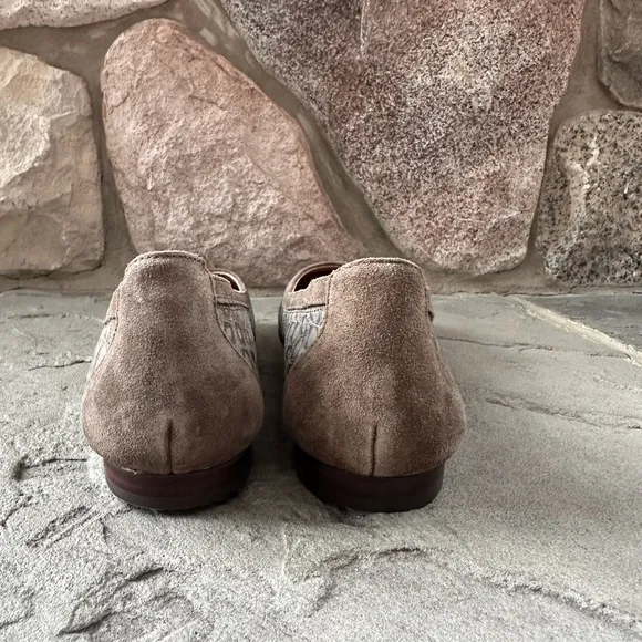 Sofft Maretto flat in tan snakeskin pattern. Very comfortable, New without box