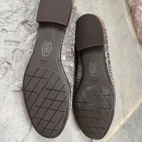 Sofft Maretto flat in tan snakeskin pattern. Very comfortable, New without box