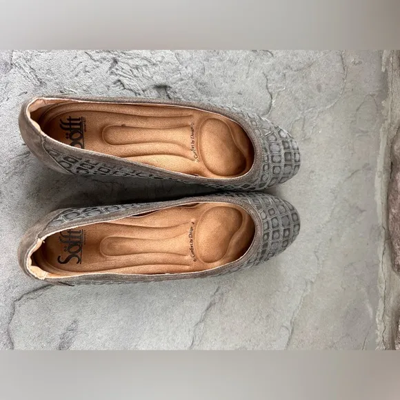 Sofft Maretto flat in tan snakeskin pattern. Very comfortable, New without box