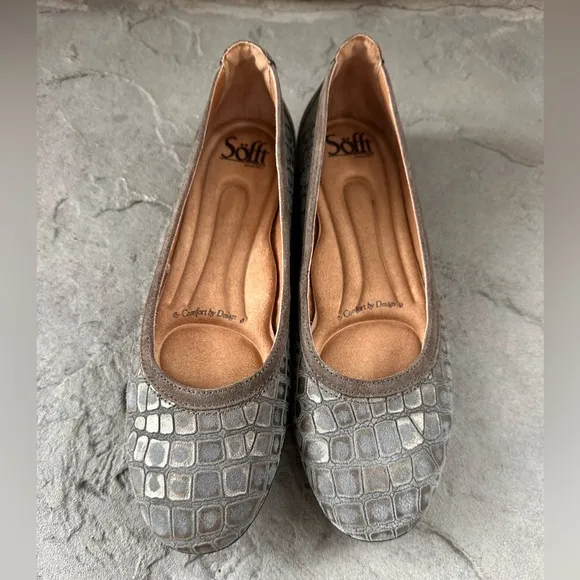 Sofft Maretto flat in tan snakeskin pattern. Very comfortable, New without box