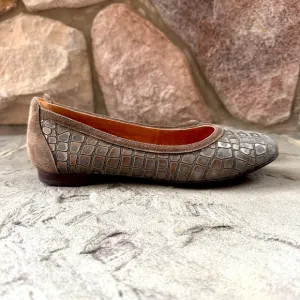 Sofft Maretto flat in tan snakeskin pattern. Very comfortable, New without box