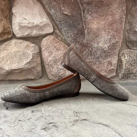 Sofft Maretto flat in tan snakeskin pattern. Very comfortable, New without box