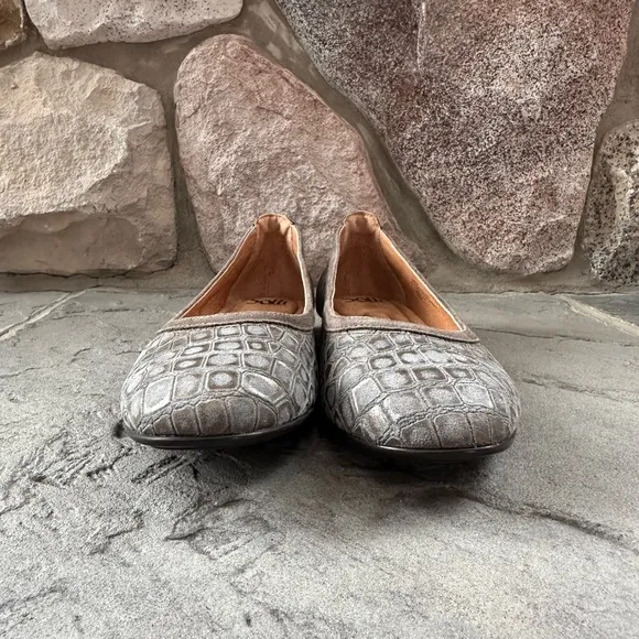Sofft Maretto flat in tan snakeskin pattern. Very comfortable, New without box