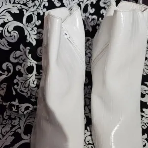 SomeShun Elegant White Patent Leather Ankle‎ Boots with Kitten Heel -