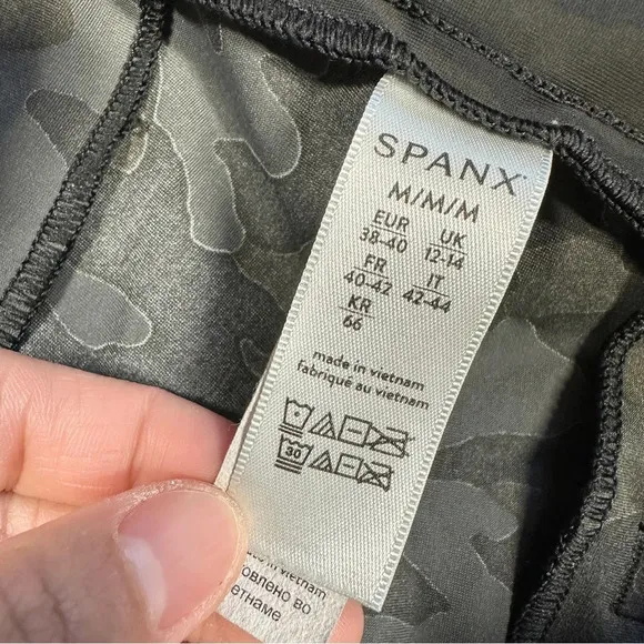 Spanx Sunshine Shorts Pull On 4&quot; UPF 50  Quick Dry in Camouflage Size M